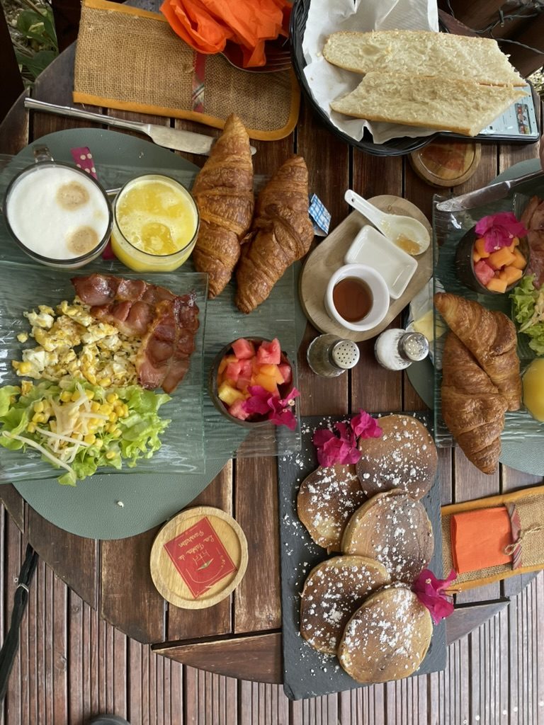 Petit-déjeuner créole : croissants, pancakes et fruits frais