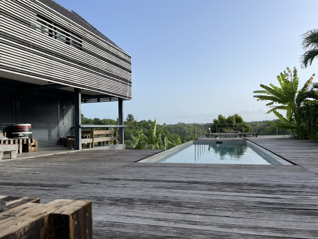 Villa d'architecte avec piscine à débordement et deck en bois