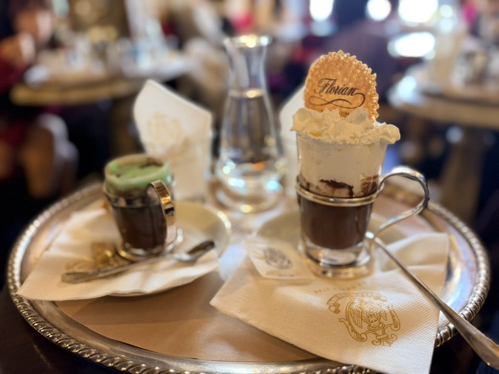 Chocolat chaud et douceurs au café Florian à Venise